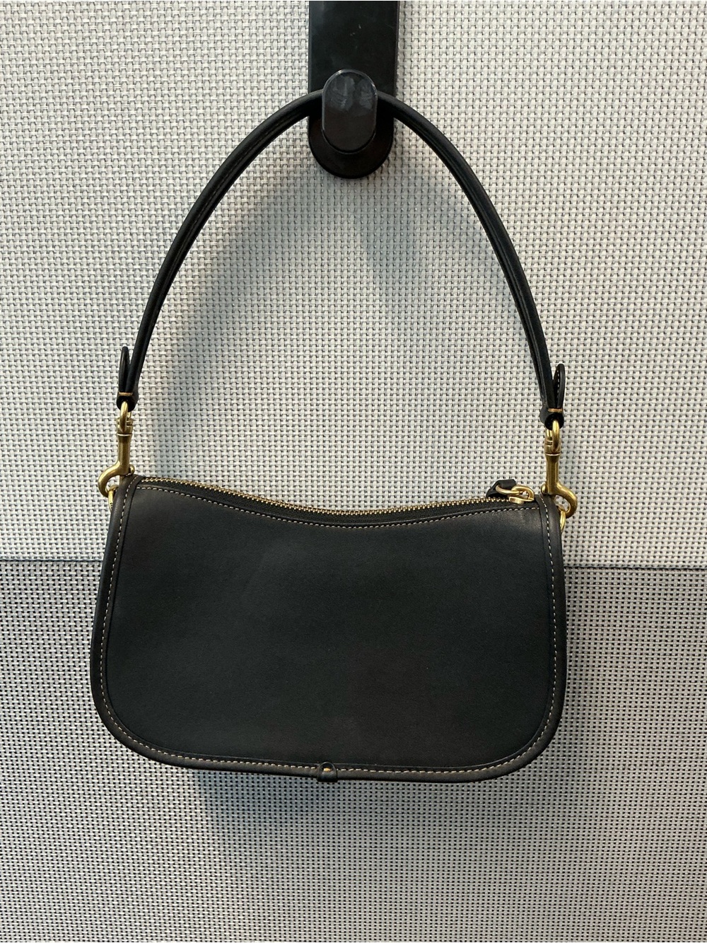 Coach Swinger Bag Black Leather Shoulder & Crossbody Bag with Gold Turnlock - Picture 5 of 10